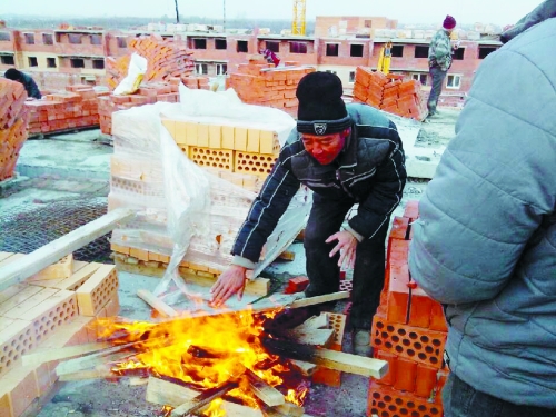 在俄羅斯工地打工時，因為天太冷，工人不得不在工地生火取暖。（圖由方先生提供）