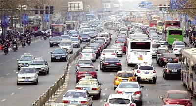 昨天下午，擁擠的花園路。 鄭州晚報記者 馬健 圖