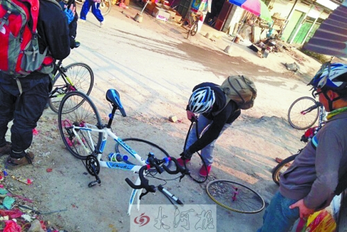 運(yùn)氣不好，十分鐘被扎了兩次胎，只能自己修車(chē)。