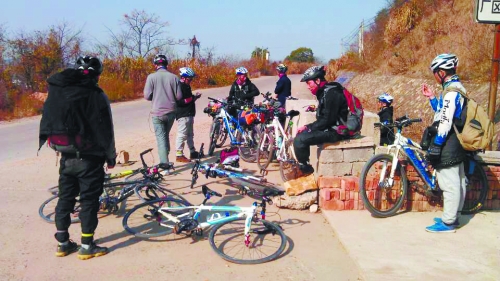 1月21日，他們路過湖南中路鋪鎮(zhèn)，在路邊短暫休息。