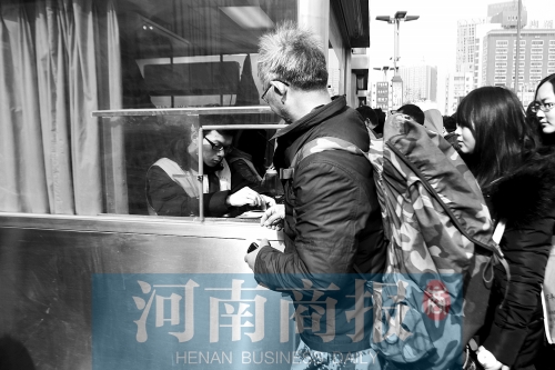 趙俊方在鄭州火車站進站，準備前往甘肅災區(qū)和災民一起過春節(jié)。記者 唐韜/攝