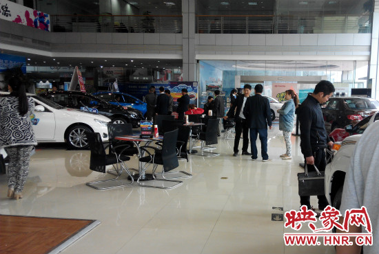 一大早來到4S店選車的顧客絡(luò)繹不絕。
