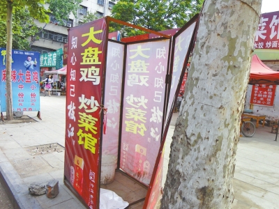 周口市區(qū)街頭的簡(jiǎn)易公廁 周口市區(qū)街頭的簡(jiǎn)易公廁