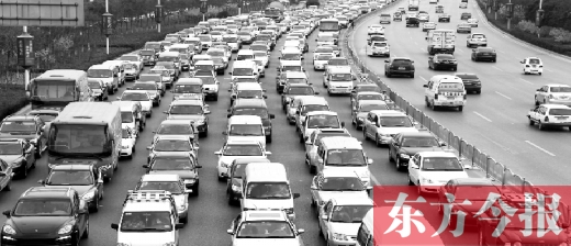 21日，鄭州市中州大道，大量擁堵的汽車將寬寬的道路變成“停車場”