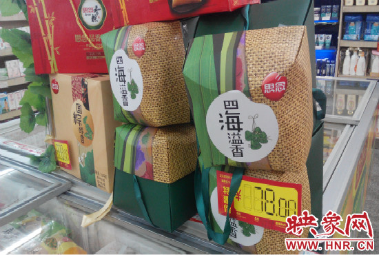 今年商場里的散裝、袋裝粽子多了，盒裝粽子的售價也更加親民。
