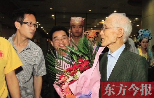 著名詩人余光中來到河南 著名詩人余光中來到河南