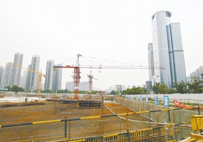 中州大道與金水東路東北角，正在建一座大型停車(chē)場(chǎng)。