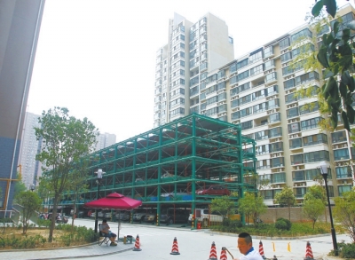 商城路與英協(xié)路交叉口附近的濱河綠苑小區(qū)內(nèi)，剛剛建好一個(gè)立體停車(chē)場(chǎng)。