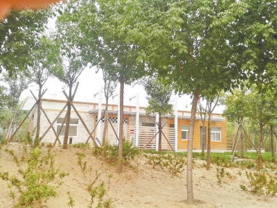 南三環(huán)上的一處公廁掩映在綠樹間，也鎖著門