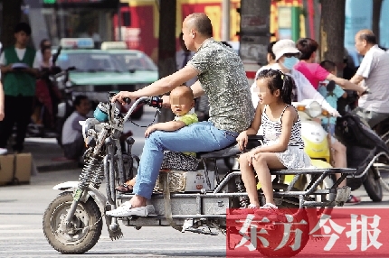 這樣帶著孩子，一個(gè)剎車，孩子就有可能摔下車