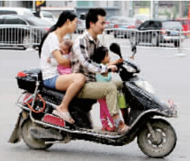 帶著孩子騎電動(dòng)車，安全一定要放在第一位。