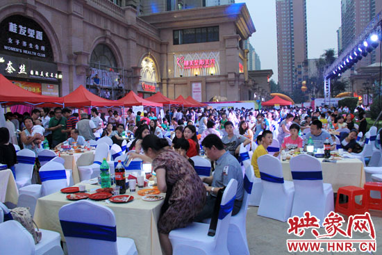 活動(dòng)場面火爆,600多人免費(fèi)大聚餐。