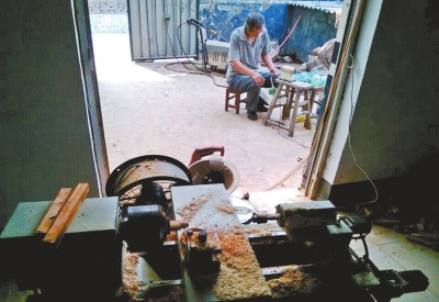 前邊是加工珠子的小車床,后邊正在拋光珠子。