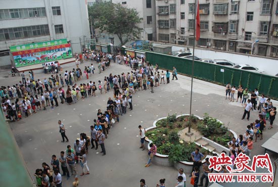 報名現(xiàn)場從一大早便已排起了長龍。