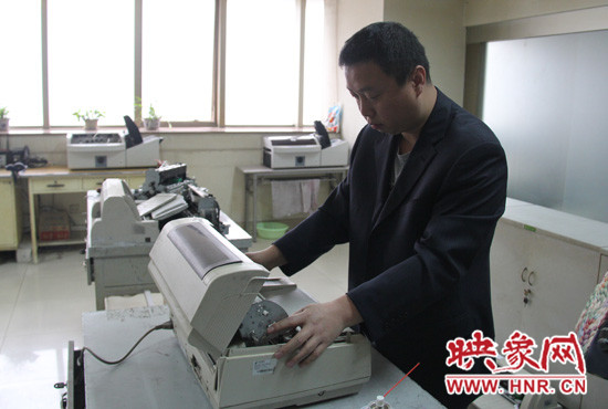 “不行，我再試一下，我一定要修好它?！庇龅诫y題，東北人身上的那股執(zhí)拗勁讓他又堅(jiān)持了下來