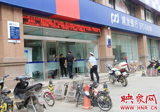 民警趕到現(xiàn)場(chǎng)了解情況。