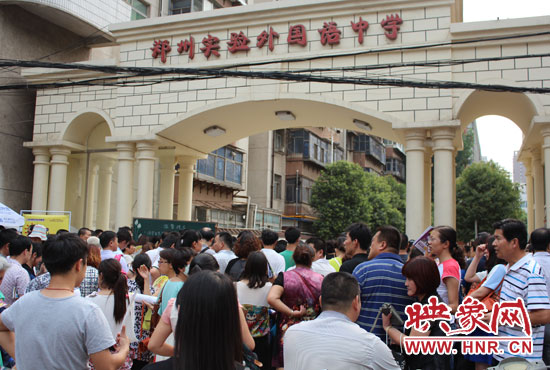 考試快結(jié)束時(shí)，陪考的家長(zhǎng)涌入學(xué)校接孩子。