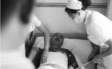 昨天，鄭州市第一人民醫(yī)院，被打傷的鄭州管城區(qū)執(zhí)法隊(duì)員唐建偉在接受治療。