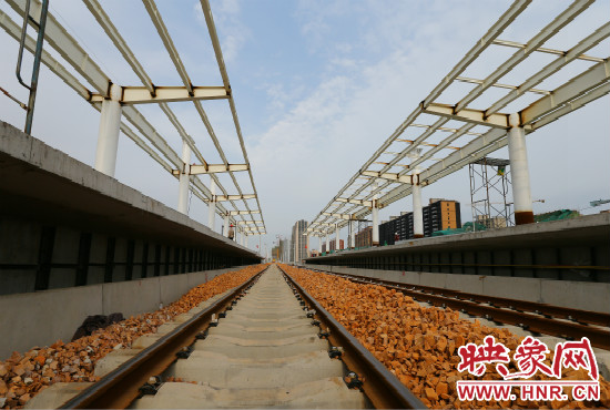 筆直的軌道等待著即將通車的幸福時刻。