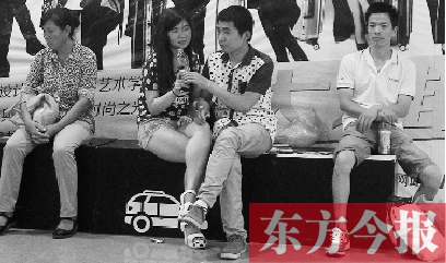 昨天，火車站地一大道納涼點已有許多市民坐在商場的椅子上乘涼