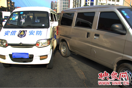 兩輛面包車也被牽連。