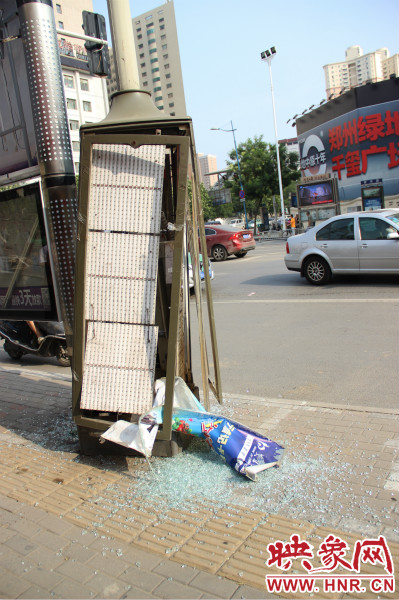 路旁的路燈箱已經(jīng)被肇事車輛撞碎。