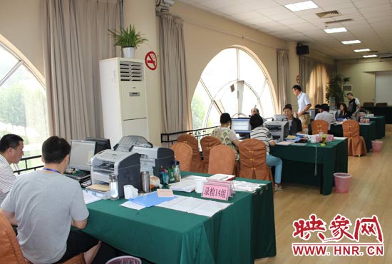 高招錄取現(xiàn)場錄檢組工作人員正在緊張工作中。