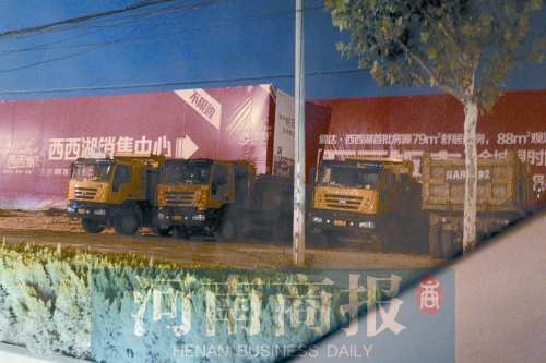 昨夜，記者發(fā)現(xiàn)一些工地外，渣土車(chē)們正在“休息”記者 鄧萬(wàn)里/攝