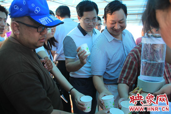 來自北京、天津、河北的40多家媒體的記者紛紛前來品嘗丹江口水庫的水