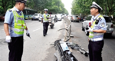 帶著車牌的車前臉留在了現(xiàn)場。