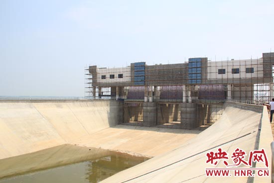 正式通水后，湍河渡槽5秒鐘就能注滿一個(gè)標(biāo)準(zhǔn)的游泳池