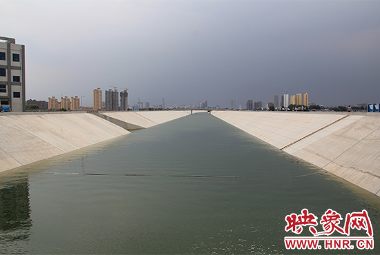 穿城而過的南水北調引水渠