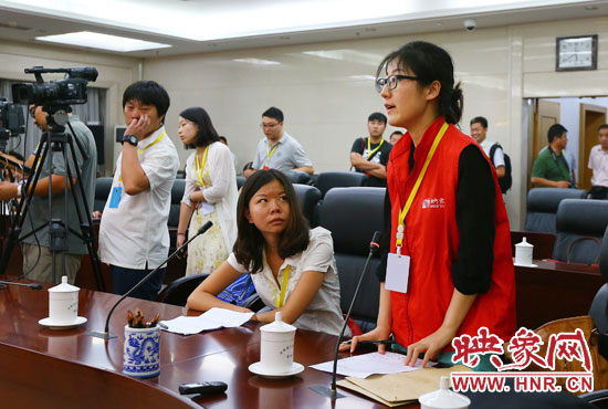 映象網(wǎng)記者就網(wǎng)友關(guān)心熱點問題向省教育廳副廳長尹洪斌提問。