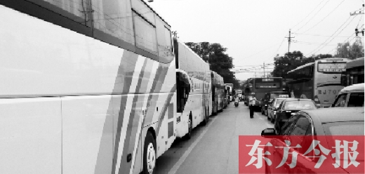 昨日，只能由東向西單行的鄭州市城南路上，闖進(jìn)了由西向東行駛的大巴車，造成嚴(yán)重交通擁堵