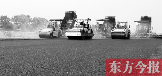 鄭州通航試驗區(qū)上街機場的改擴建工程正在緊張施工，寬闊的跑道已經(jīng)基本竣工