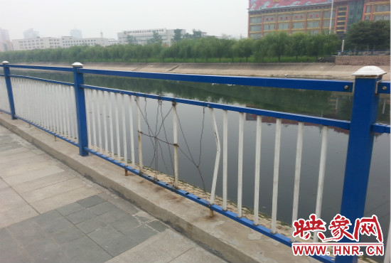 公園內(nèi)多個護(hù)欄中間的鋼筋條不翼而飛，僅僅是用幾根細(xì)細(xì)鐵絲纏住。