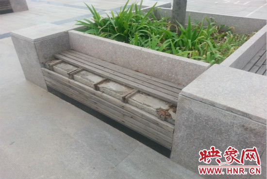 基礎(chǔ)設(shè)施破壞嚴(yán)重，一直無人修理。