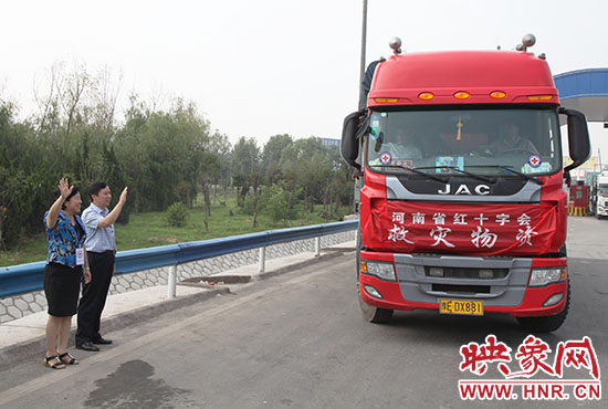 運送救災(zāi)物質(zhì)的貨車出發(fā),奔赴災(zāi)區(qū)。