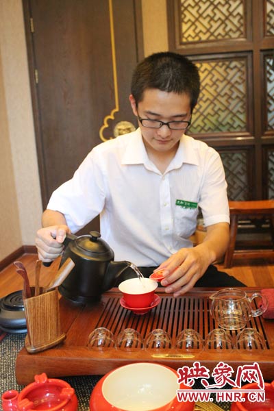 1、水壺里的水煮沸，李克勤把茶葉放進(jìn)茶荷里，準(zhǔn)備溫杯沖茶