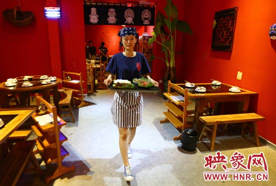 18歲女孩火鍋店打工掙學(xué)費(fèi)