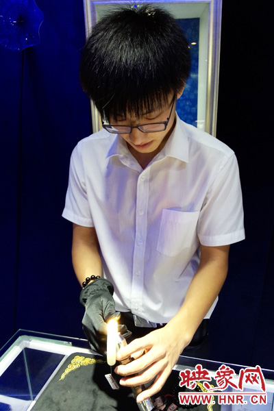 方雷正在學習翡翠方面的知識