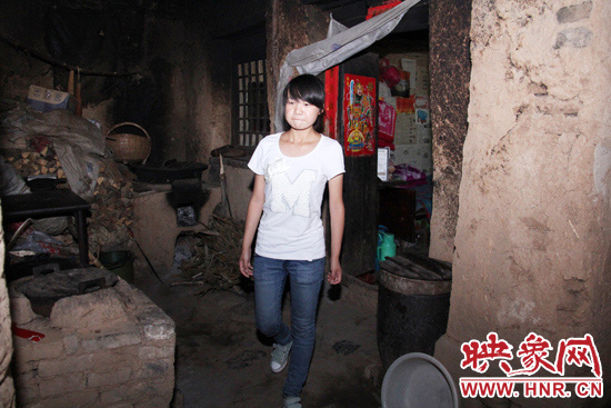 離大學(xué)校門,只有“一步之遙”的孩子。