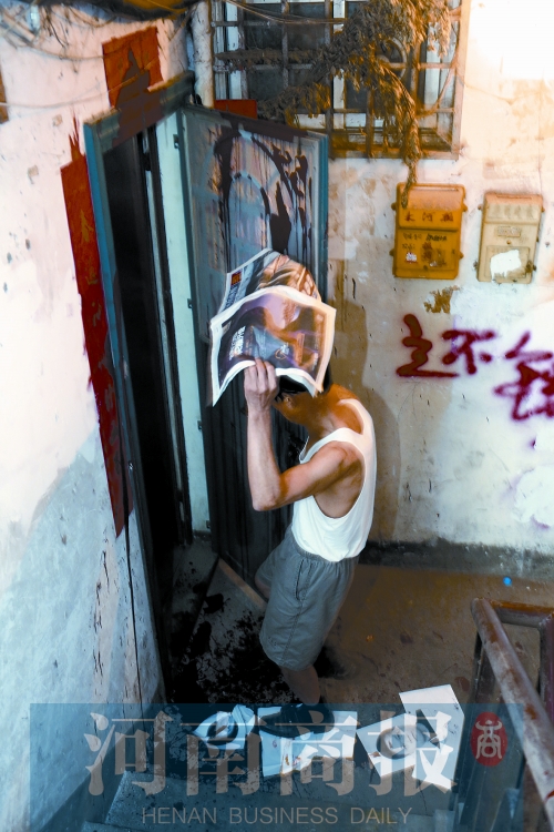 張先生家的大門和門前的地上，都被潑了紅油漆