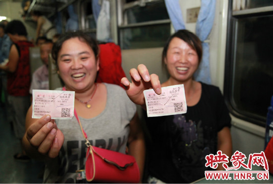 進疆棉農(nóng)展示前往烏魯木齊的車票。