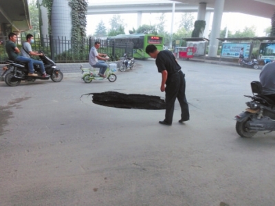 市民探頭看，大坑“深不可測”。