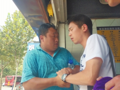 記者正查看照片，突遭藍(lán)衣男強(qiáng)搶手機(jī)。