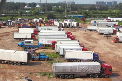 抓賭前，處警民警就藏身在這些廂式貨車內(nèi)。