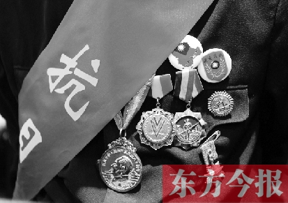 一位老兵胸前掛滿勛章