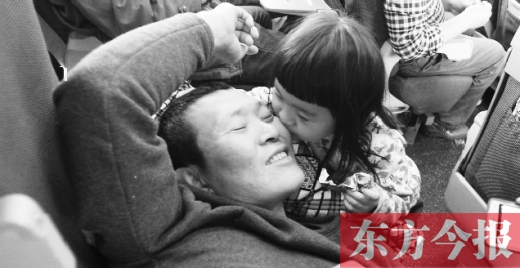 女兒嘟嘟不時的親吻是他最好的“鎮(zhèn)痛藥”。