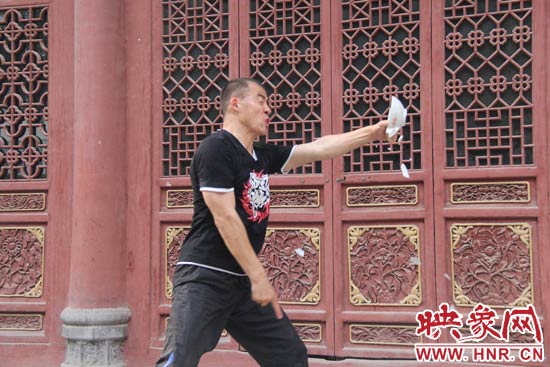 樊偉鵬展示其單指碎碗的絕技。